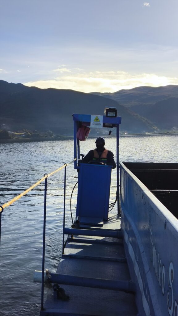 Ferry de logística TroutCo para transporte de trucha arcoíris en el Lago de Tota.